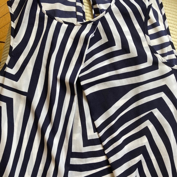 DKNY Navy/White top with front pleat (size S) casual, semi-formal - Picture 3 of 6